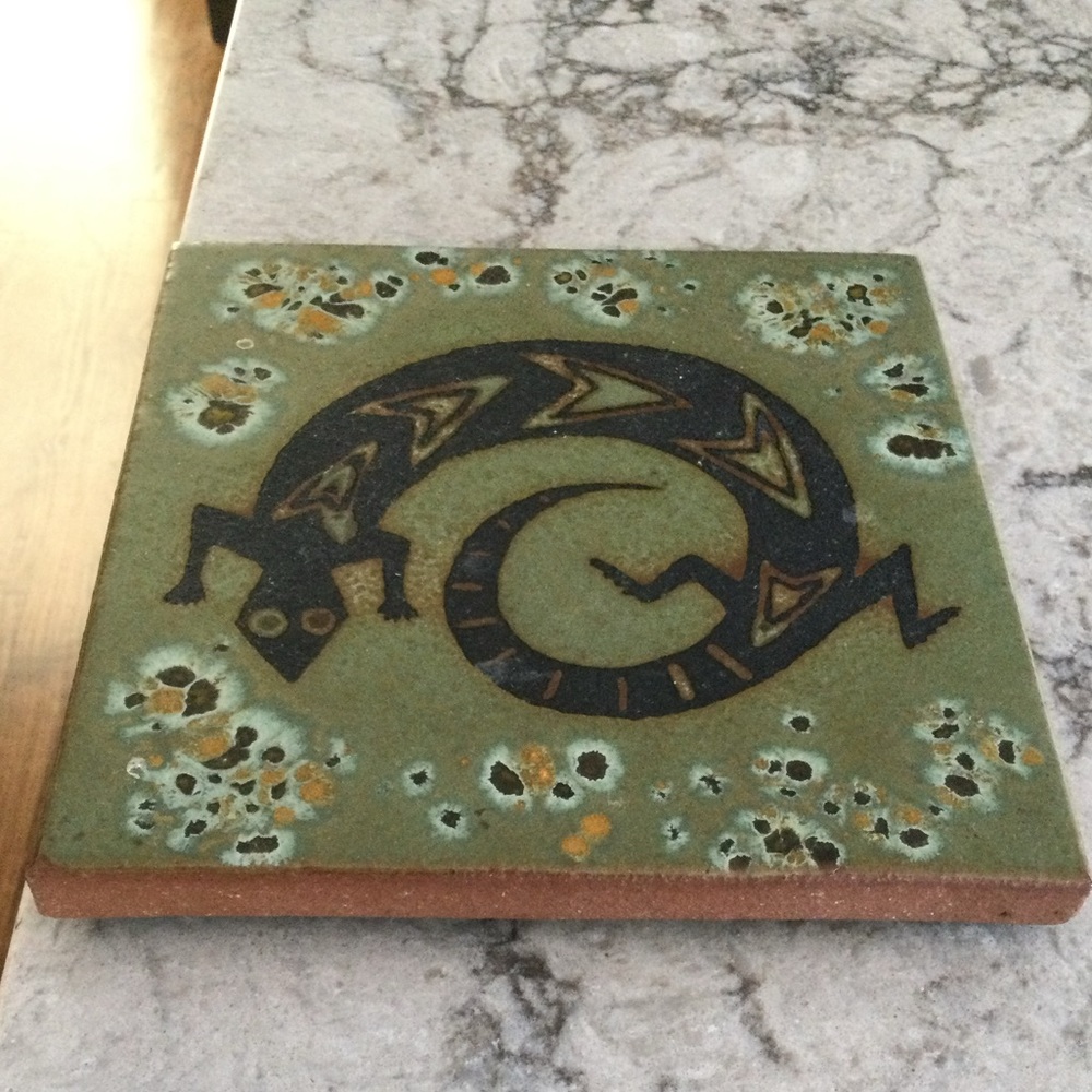 Trivet Southwestern Style, square shape. Lizard design